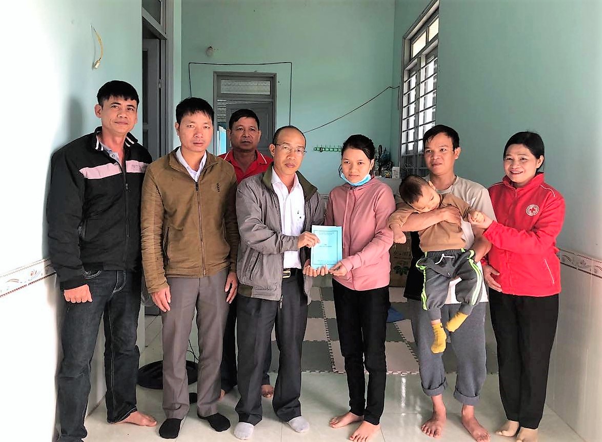 Hội chữ thập đỏ huyện thăm, tặng quà và trao địa chỉ nhân đạo